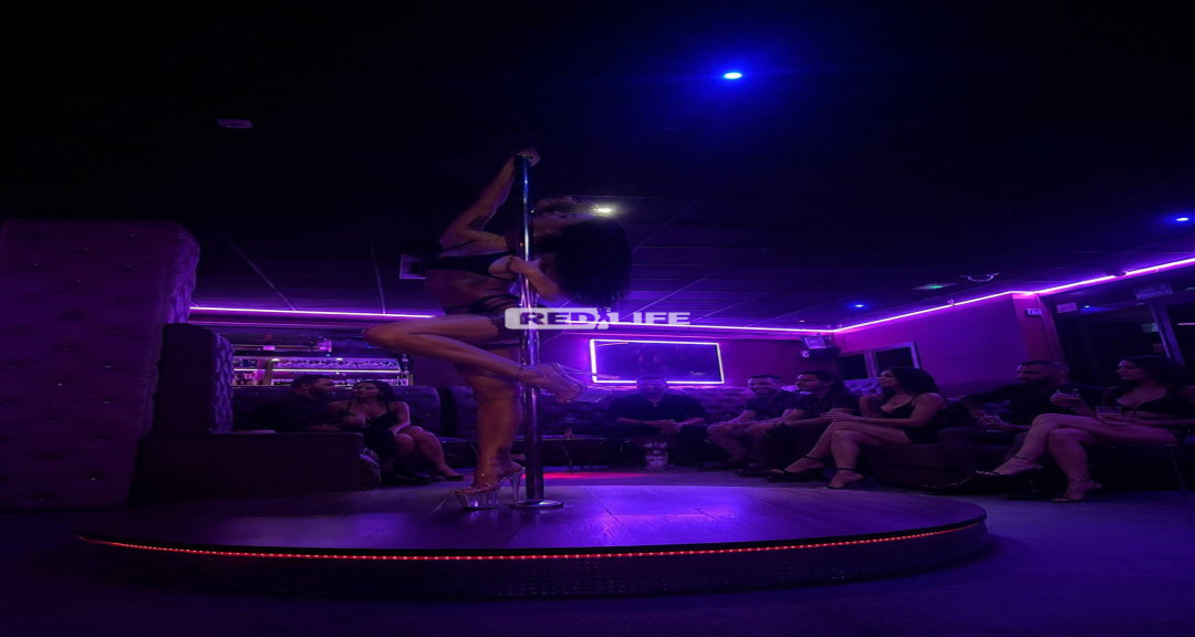 Se buscan bailarinas para club