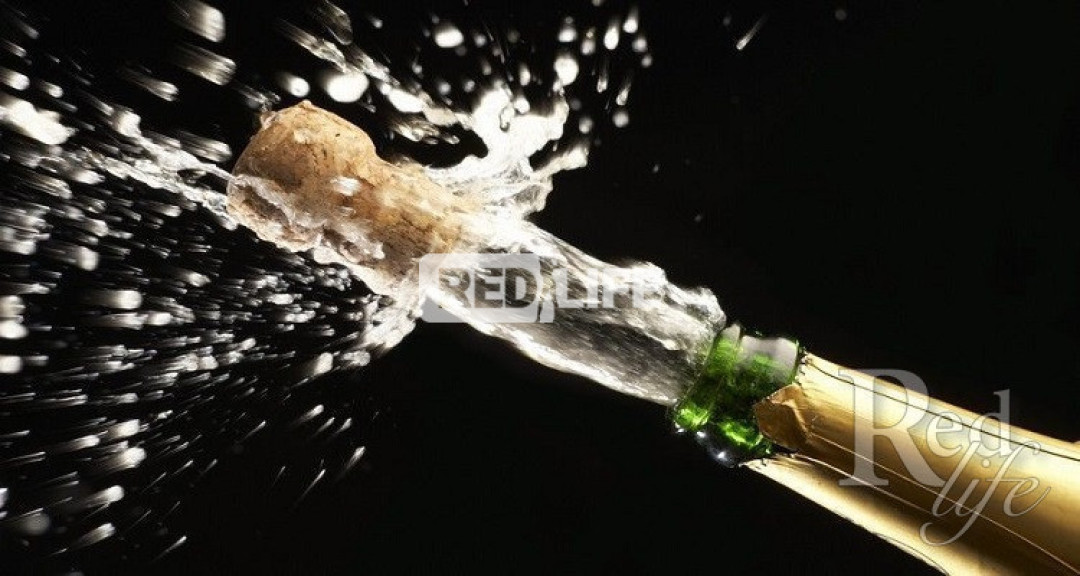 Party, dancing, champagne... hostess and